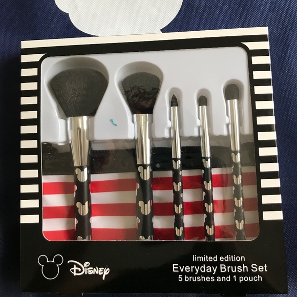 Disney x Target Other - Sold - adorable Disney 5 Make up Brush Set